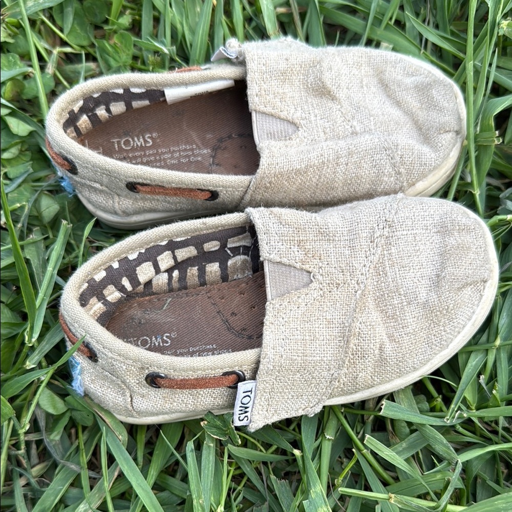 Toms Tan Slippers with Elastic V Insert